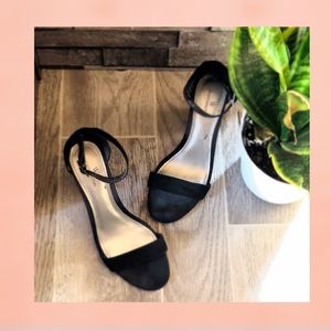 CUTE LITTLE BLACK HEELS 👠